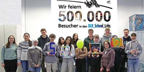 Gruppenfoto Schülerinnen und Schüler im DLR_School_Lab