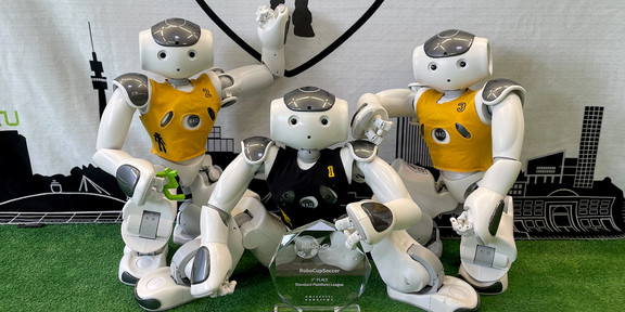 Team der Nao Devils der Technischen Universität Dortmund in Siegerpose