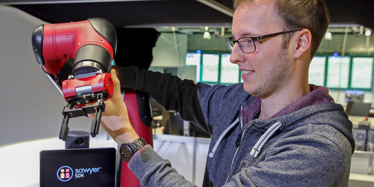 Studiengang AR, Studierender mit Roboterarm