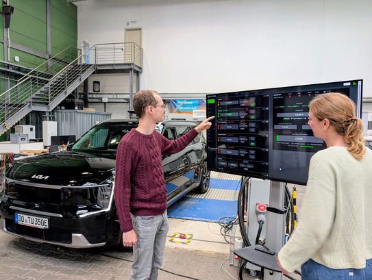 Laden eines Elektroautos im Labor