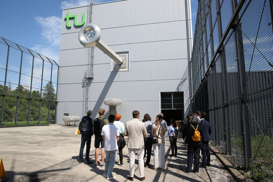 Gäste bei der Führung durch die HGÜ-Halle Gäste bei der Führung durch die HGÜ-Halle