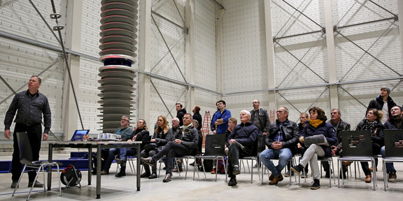 Besucher in der HGÜ Halle Hochspannungtechnik Besucher in der HGÜ Halle Hochspannungtechnik