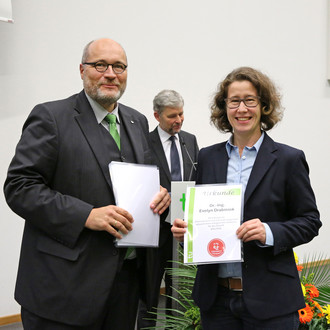 Dr. Evelyn Drabiniok und Dekan Prof. Rehtanz 