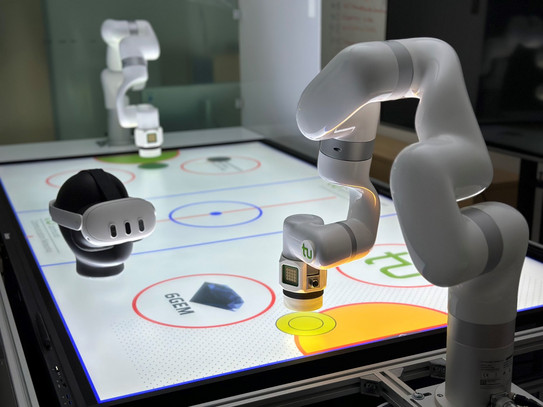 Zwei Roboter spielen Airhockey 