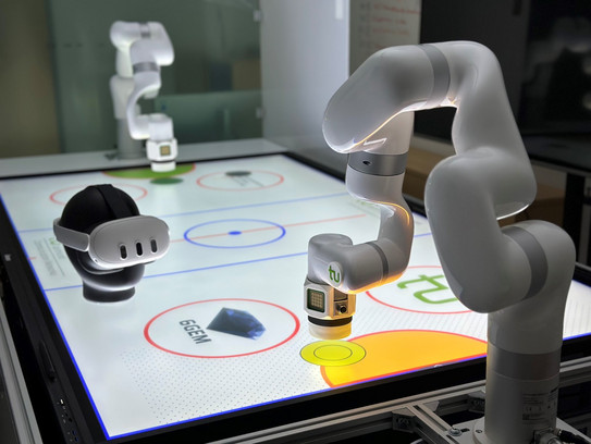 Zwei Roboter spielen Airhockey 