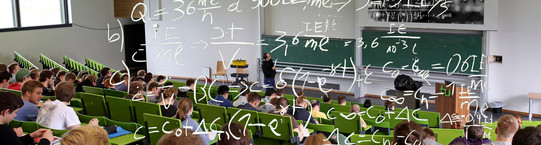 Studierende im Hörsaal mit Formeln