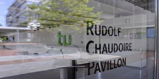 Rudolf Chaudoire Gebäude mit Fensterspiegelung