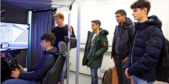 Schüler am Fahrsimulator