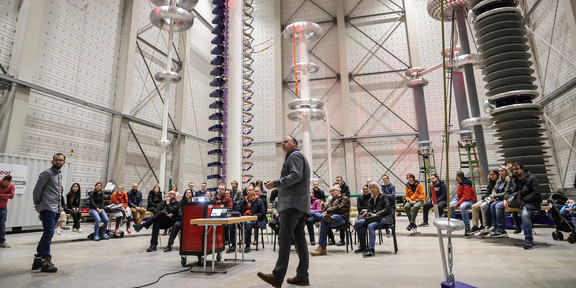 Einblick in die HGÜ-Halle der Professur Hochspannungtechnik
