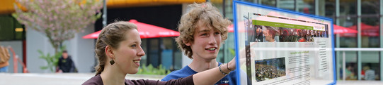 Zwei Studierende vor Projektion