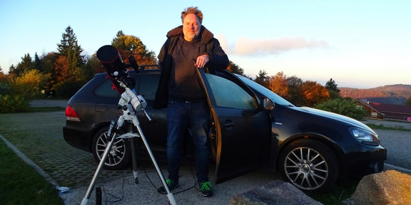 C. Wöhler mit portablem Newton-Reflektor mit Polarisationskamera