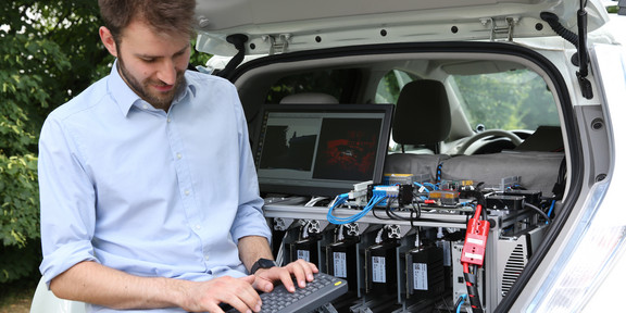 Wissenschaftler am Fahrzeug für automatisiertes Fahren