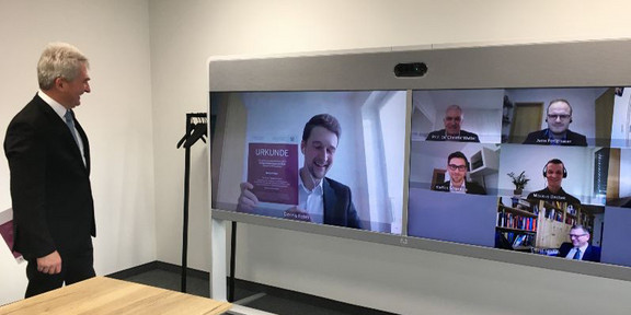 Symbolische Übergabe der Urkunde an Dennis Faber durch Wirtschafts- und Energieminister Prof. Dr. Andreas Pinkwart