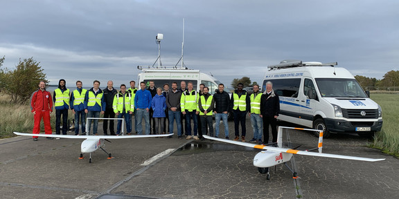 Larus Projekt Lehrstuhl KN, Gruppenfoto mit Flugzeug