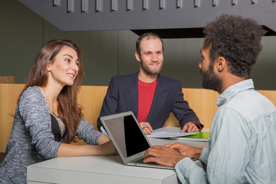 Drei Studierende im Gespräch Drei Studierende im Gespräch