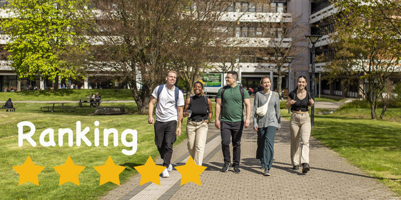 Studierende auf dem Campus