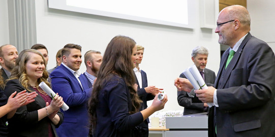 Urkundenübergabe von Prof. Rehtanz an Absolventin