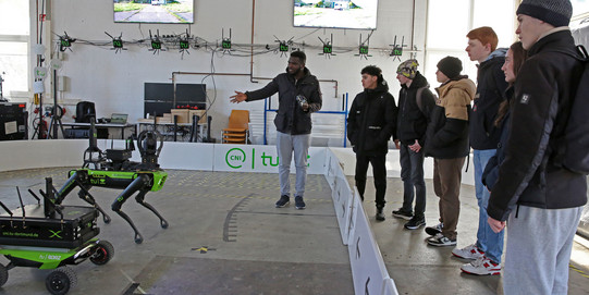 Rettungsrobotik präsentiert von Mitarbeitern des CNI Rettungsrobotik präsentiert von Mitarbeitern des CNI für Schülergruppe