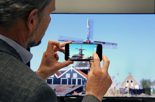 Handy nimmt Foto vom Fernsehmonitor auf
