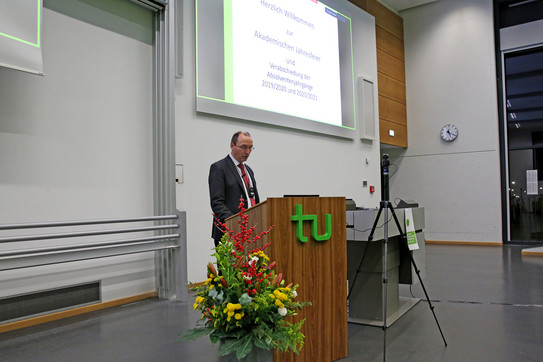 Absolventenverabschiedung 2021 im Hörsaal des SRG, Prof. Krummrich Absolventenverabschiedung 2021 im Hörsaal des SRG, Prof. Krummrich
