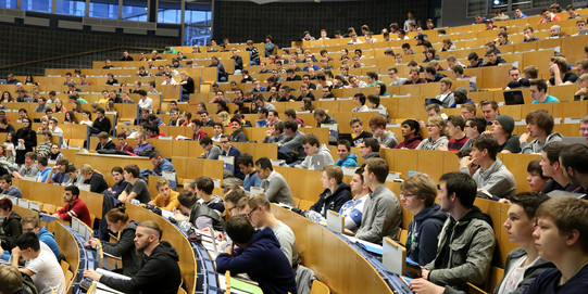 Vollbesetzter Hörsaal Audimax