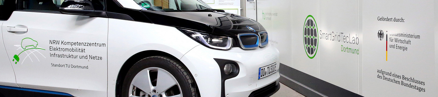Elektro-Fahrzeug in Versuchshalle Elektromobilität