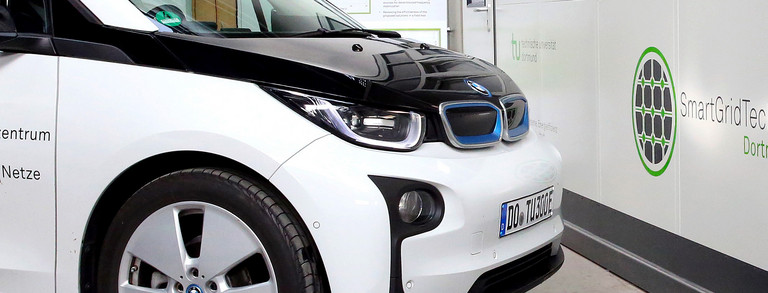 Elektro-Fahrzeug in Versuchshalle Elektromobilität