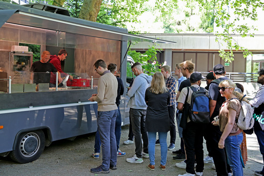Foodtruck im Physik Innenhof