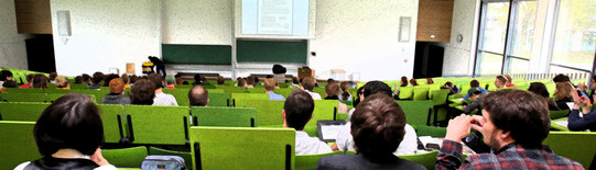 Studierende im Hörsaal, Blickauf Tafel
