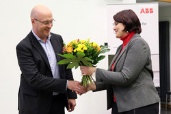 Absolventenfeier 2023, Dank an Dr.-Ing. Peter Schramm ABB durch Dunja Wagner