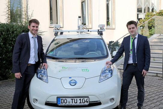 Niklas Stannartz und Manuel Schmidt am E-Fahrzeug