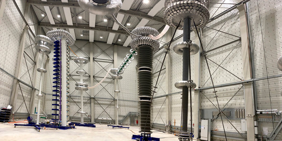15 Meter hoher Impuls­generator und 13 Meter hoher HVDC-Generator