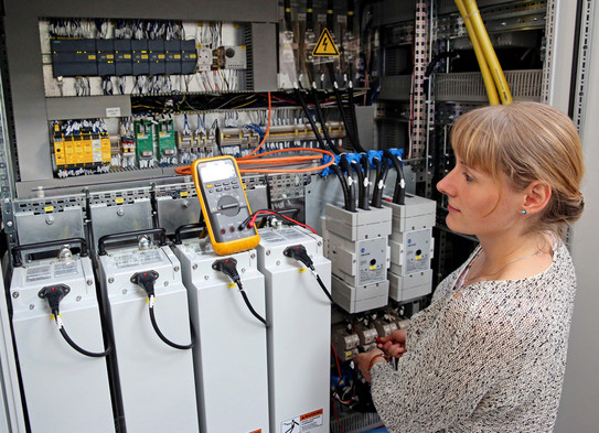 Wissenschaftlerin vor moderner Messeinrichtung Wissenschaftlerin vor moderner Messeinrichtung