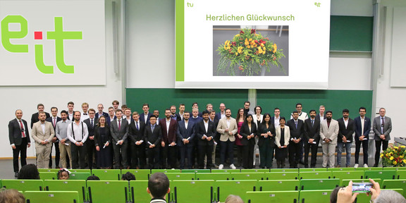 Absolventenfeier 2023, Gruppenfoto alle Absolventen Absolventenfeier 2023, Gruppenfoto alle Absolventen
