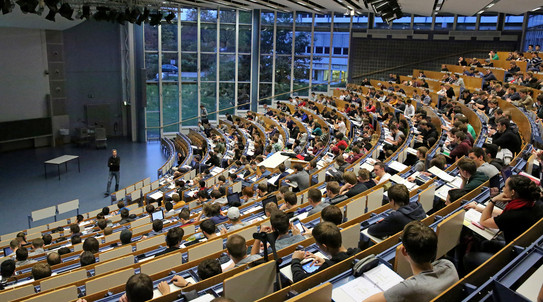 Vollbesetzter Hörsaal Audimax