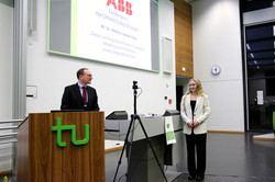 Absolventenverabschiedung 2021 im Hörsaal des SRG, Prof. Pfost, Preisträgerin ABB