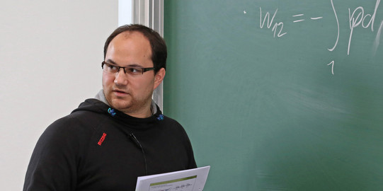 Dozent vor Tafel im Seminarraumgebäude
