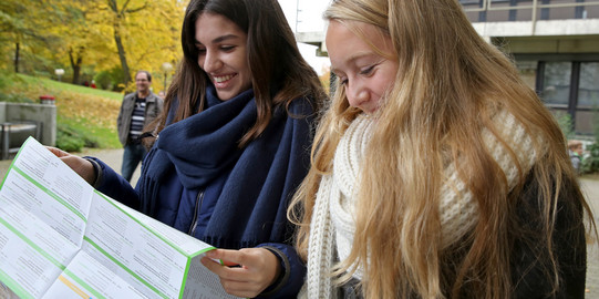 Angehende Studentinnen mit Lageplan der TU am Tag der offenen Tür