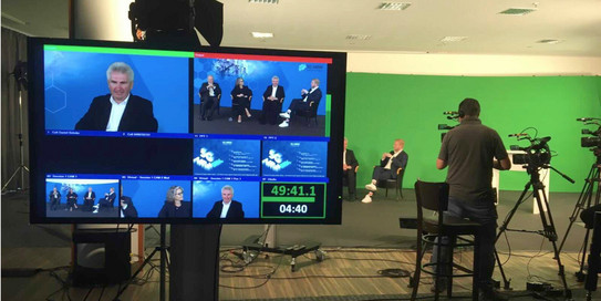 Fernsehstudio mit Monitor und Kamerateam
