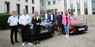 Torsten Bertram und Wulf-Christian Ehrich mit Sponsorinnen und Sponsoren vor Fahrzeugen