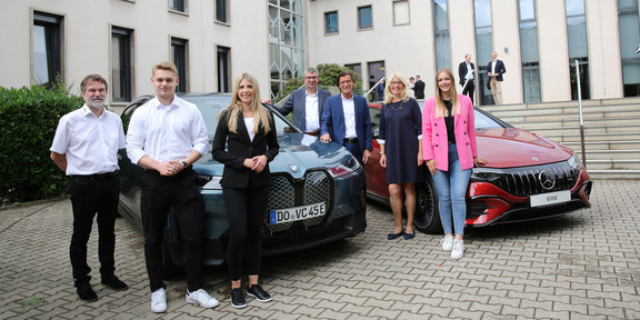Torsten Bertram und Wulf-Christian Ehrich mit Sponsorinnen und Sponsoren vor Fahrzeugen