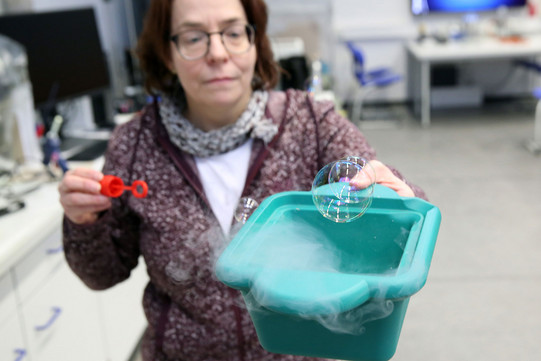 Versuch mit flüssigem Stickstoff und Seifenblase