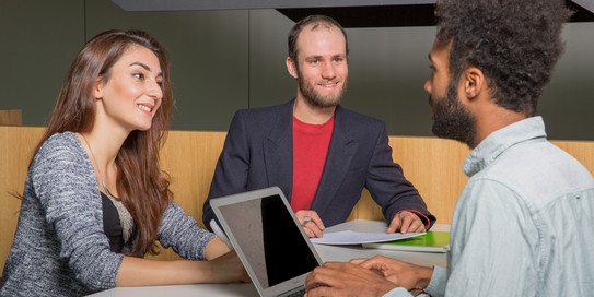 Drei Studierende im Gespräch 