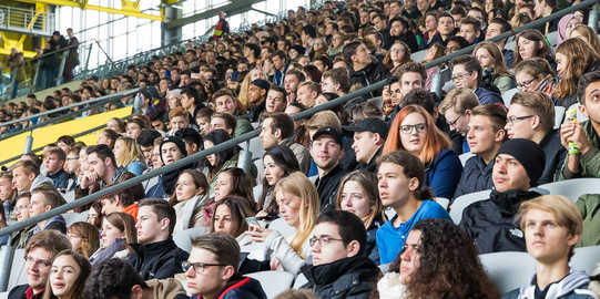 Studierende bei der Begrüssung der Erstsemster im Signal-Iduna-Park