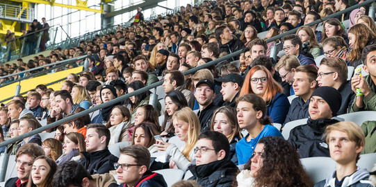 Studierende bei der Begrüssung der Erstsemster im Signal-Iduna-Park Studierende bei der Begrüssung der Erstsemster im Signal-Iduna-Park