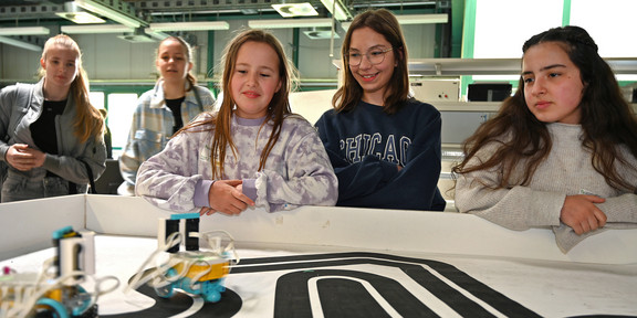 Mädchen mit LegoSpike Robotern beim GirlsDay