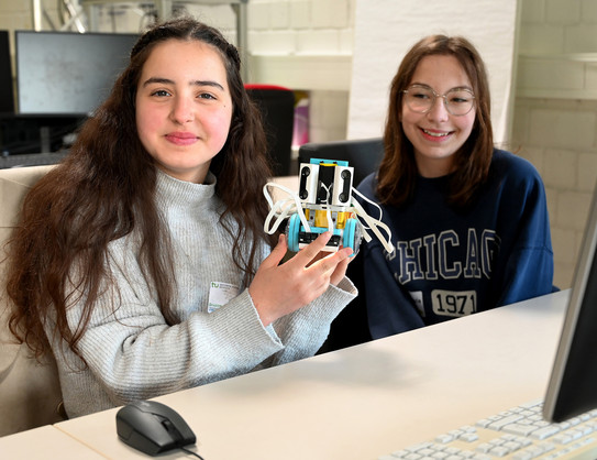 Mädchen mit LegoSpike Robotern beim GirlsDay