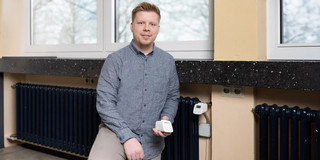 Fabian Sievers mit digitalen Heizkörperthermostat