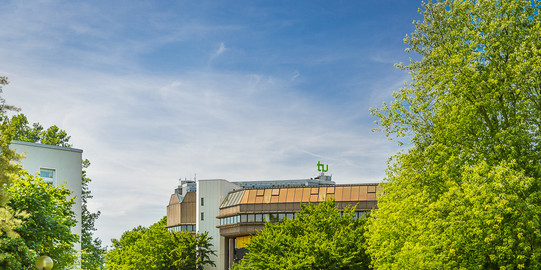 Hinteransicht Bibliothek mit Mathetower im dahinter